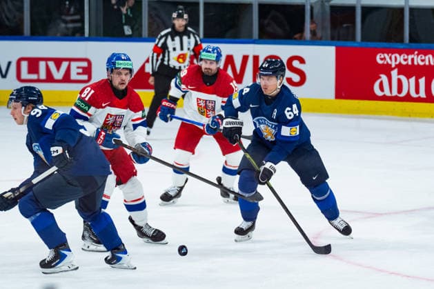 ZURICH, SWITZERLAND - MAY 28: Matej Blumel (Czechia, 81) in the battle for the puck with Mikael Granlund (Finland, 64) during the Quarter Finals - Match 57 between Finland and Czechia at the IIHF Ice hockey, Eishockey World Championship, WM, Weltmeisterschaft 2026, Swiss Life Arena on May 28, 2026 in Zurich, Switzerland. Zurich Switzerland Copyright: xTimoxSteinx
