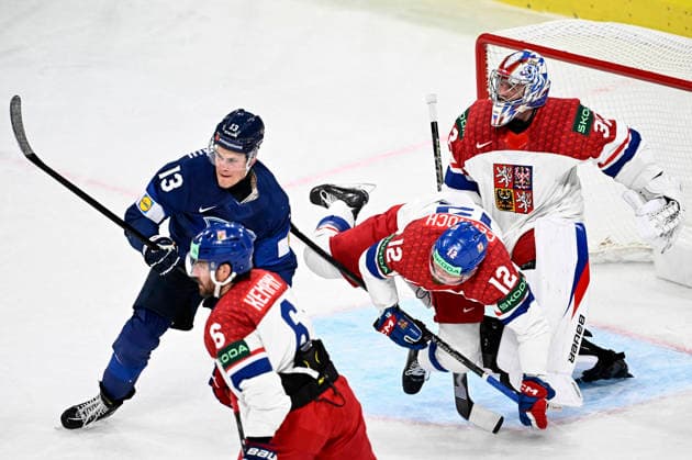 LKS 20260528 Jesse Puljujärvi (L) of Finland causes confusion among Michal Kempny, Jiri Cernoch and goalkeeper Josef Korenar of Czechia during the 2026 IIHF Ice hockey, Eishockey World Championships quarterfinal match between Finland and Czechia in Zurich on May 28, 2026. - RONI REKOMAA Zürich Switzerland 9y9i2L5C4fQ  Copyright: xRonixRekomaax 9y9i2L5C4fQ