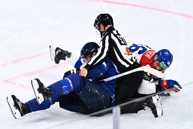 Aatu Raty of Finland, left, and David Tomasek of Czech Republic in action during the quarterfinal match Finland vs Czech Republic at the 2026 IIHF Ice hockey, Eishockey World Championship, WM, Weltmeisterschaft on May 28, 2026, Zurich, Switzerland. (CTKxPhoto RadekxPetrasek) CTKPhotoP2026052807035  CTKPhotoP2026052807035
