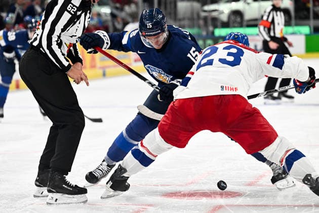 LKS 20260528 Anton Lundell (L) of Finland vies with Lukas Sedlak of Czechia the 2026 IIHF Ice hockey, Eishockey World Championships quarterfinal match between Finland and Czechia in Zurich on May 28, 2026. - RONI REKOMAA Zürich Switzerland 3Y3c6xDyhCQ  Copyright: xRonixRekomaax 3Y3c6xDyhCQ