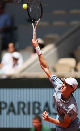 (260528) -- PARIS, May 28, 2026 -- Jannik Sinner serves during the men s singles second round match between Jannik Sinner of Italy and Juan Manuel Cerundolo of Argentina at the French Open tennis tournament at Roland Garros, Paris, France, May 28, 2026. ) (SP)FRANCE-PARIS-TENNIS-FRENCH OPEN-MEN S SINGLES-2ND ROUND WuxHuiwo 