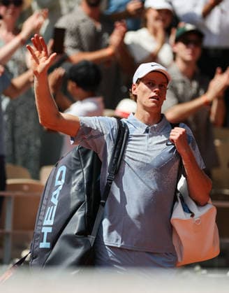 (260528) -- PARIS, May 28, 2026 -- Jannik Sinner greets audience after the men s singles second round match between Jannik Sinner of Italy and Juan Manuel Cerundolo of Argentina at the French Open tennis tournament at Roland Garros, Paris, France, May 28, 2026. ) (SP)FRANCE-PARIS-TENNIS-FRENCH OPEN-MEN S SINGLES-2ND ROUND WuxHuiwo 