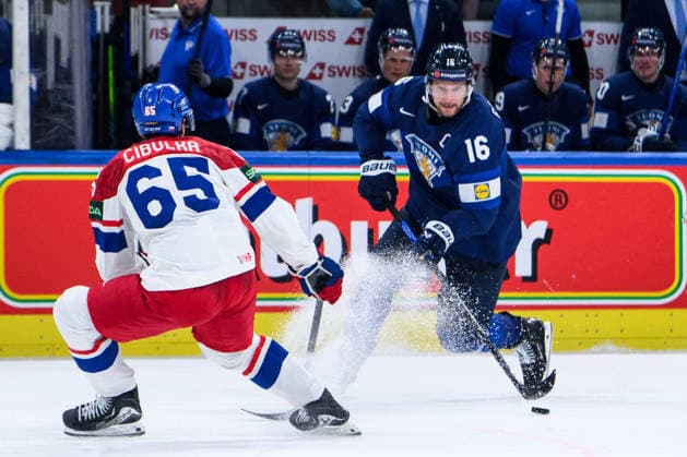 260528 Tomas Cibulka of Czech Republic and Alexander Barkov of Finland during the 2026 IIHF Ice Hockey World Championship quarterfinal match between Finland and Czech Republic on May 28, 2026 in Zürich Photo Jesper Zerman BILDBYRAN kod JZ JZ0735 ishockey ice hockey ishockey vm 2026 vm 2026 iihf world championship finland czech republic bbeng finland  Copyright: JESPERxZERMAN BB260528JZ062