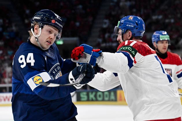 LKS 20260528 Konsta Helenius (L) of Finland struggles with Filip Hronek of Czechia during the 2026 IIHF Ice hockey, Eishockey World Championships quarterfinal match between Finland and Czechia in Zurich on May 28, 2026. - RONI REKOMAA Zürich Switzerland _y5cEwwePpE  Copyright: xRonixRekomaax _y5cEwwePpE
