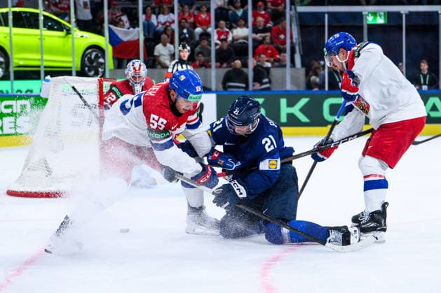 260528 Libor Hajek of Czech Republic and Patrik Puistola of Finland during the 2026 IIHF Ice Hockey World Championship quarterfinal match between Finland and Czech Republic on May 28, 2026 in Zürich Photo Jesper Zerman BILDBYRAN kod JZ JZ0735 ishockey ice hockey ishockey vm 2026 vm 2026 iihf world championship finland czech republic bbeng finland  Copyright: JESPERxZERMAN BB260528JZ066