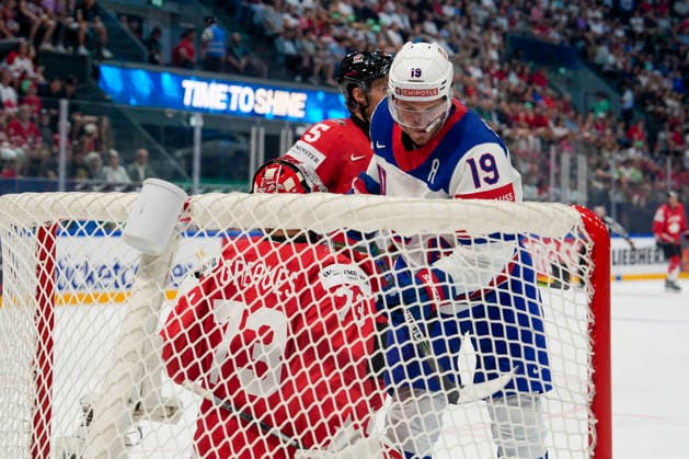 FRIBOURG, SWITZERLAND MAY 28 Matthew Tkachuk of United States R against goalkeeper Jet Greaves of Canada L during the 2026 IIHF Ice Hockey World Championship Switzerland game between Canada and USA at BCF Arena on May 28, 2026 in Fribourg, Fribourg Fribourg BCF Arena Fribourg Switzerland Copyright: xJustPictures.ch JarixPestelaccix jp-en-EuSpIm-JP6_JAR_Canada_USA_28May2026_00130