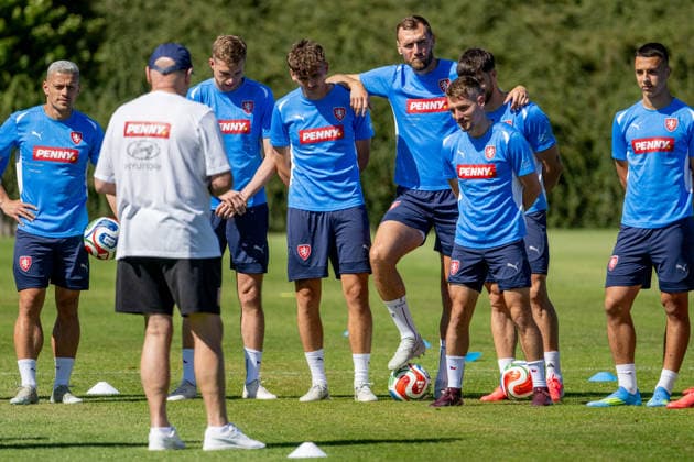 Czech coach Miroslav Koubek (in white) attends the Czech national football team training session prior to 2026 FIFA World Cup, WM, Weltmeisterschaft, Fussball on May 28, 2026, Prague, Czech Republic. (CTKxPhoto OndrejxDeml) CTKPhotoP2026052806299  CTKPhotoP2026052806299