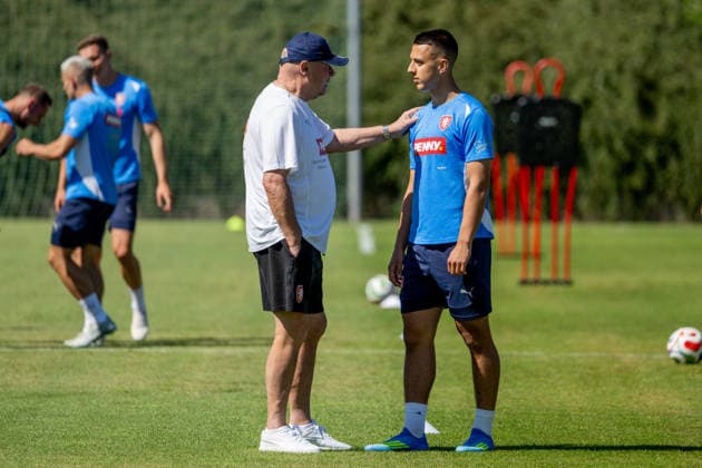 From left Czech coach Miroslav Koubek and Hugo Sochurek of Czech Republic attend the Czech national football team training session prior to 2026 FIFA World Cup, WM, Weltmeisterschaft, Fussball on May 28, 2026, Prague, Czech Republic. (CTKxPhoto OndrejxDeml) CTKPhotoP2026052806301  CTKPhotoP2026052806301