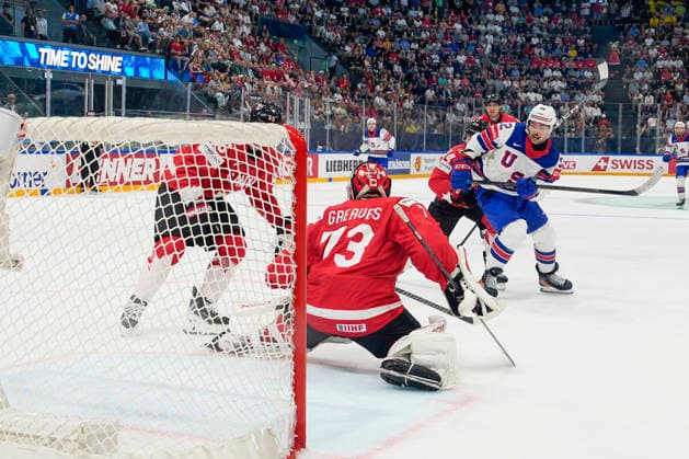 FRIBOURG, SWITZERLAND MAY 28 goalkeeper Jet Greaves of Canada saves on Isaac Howard of United States R during the 2026 IIHF Ice Hockey World Championship Switzerland game between Canada and USA at BCF Arena on May 28, 2026 in Fribourg, Fribourg Fribourg BCF Arena Fribourg Switzerland Copyright: xJustPictures.ch JarixPestelaccix jp-en-EuSpIm-JP6_JAR_Canada_USA_28May2026_00135