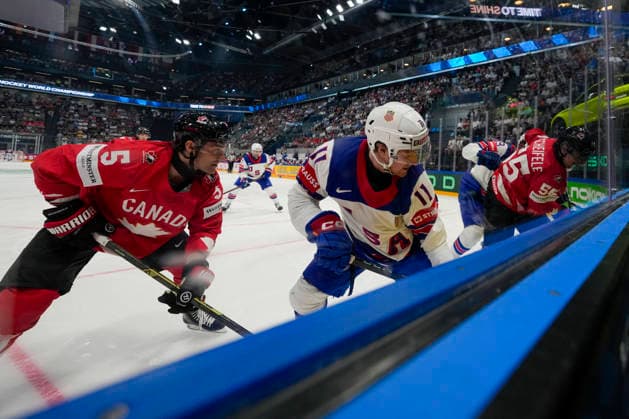 FRIBOURG, SWITZERLAND MAY 28 Oliver Moore of United States 2nd L and Ryan Leonard of United States 2nd R fight at the tape against Denton Mateychuk of Canada L and Mark Scheifele of Canada R during the 2026 IIHF Ice Hockey World Championship Switzerland game between Canada and USA at BCF Arena on May 28, 2026 in Fribourg, Fribourg Fribourg BCF Arena Fribourg Switzerland Copyright: xJustPictures.ch JarixPestelaccix jp-en-EuSpIm-JP6_JAR_Canada_USA_28May2026_00152