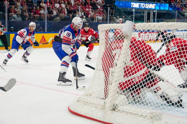 FRIBOURG, SWITZERLAND MAY 28 Sam Lafferty of United States 2nd R against goalkeeper Jet Greaves of Canada during the 2026 IIHF Ice Hockey World Championship Switzerland game between Canada and USA at BCF Arena on May 28, 2026 in Fribourg, Fribourg Fribourg BCF Arena Fribourg Switzerland Copyright: xJustPictures.ch JarixPestelaccix jp-en-EuSpIm-JP6_JAR_Canada_USA_28May2026_00165