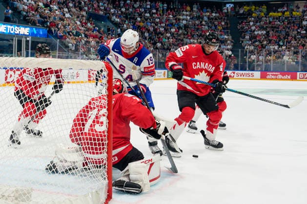 FRIBOURG, SWITZERLAND MAY 28 Matthew Tkachuk of United States against goalkeeper Jet Greaves of Canada and Darnell Nurse of Canada into the slot during the 2026 IIHF Ice Hockey World Championship Switzerland game between Canada and USA at BCF Arena on May 28, 2026 in Fribourg, Fribourg Fribourg BCF Arena Fribourg Switzerland Copyright: xJustPictures.ch JarixPestelaccix jp-en-EuSpIm-JP6_JAR_Canada_USA_28May2026_00167