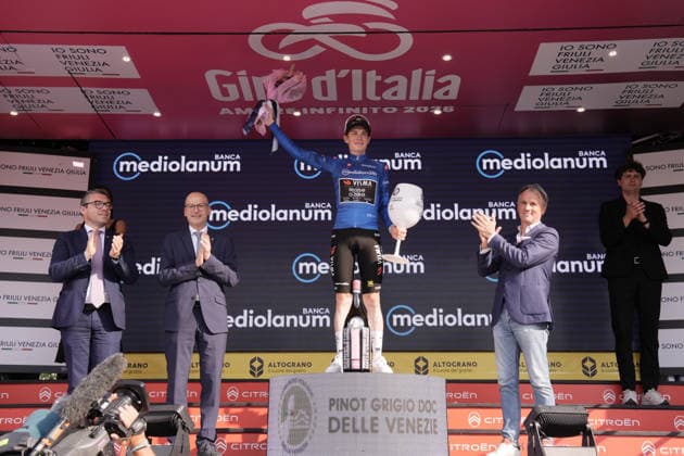 Denmark™s Jonas Vingegaard Hansen of Team Visma Lease A Bike azure jersey on the podium during Stage 18 of the Giro d™Italia, from Fai della Paganella to Pieve di Soligo, Italy - Thursday May 28, 2026.  Copyright: xMassimoxPaolonex xLaPressex