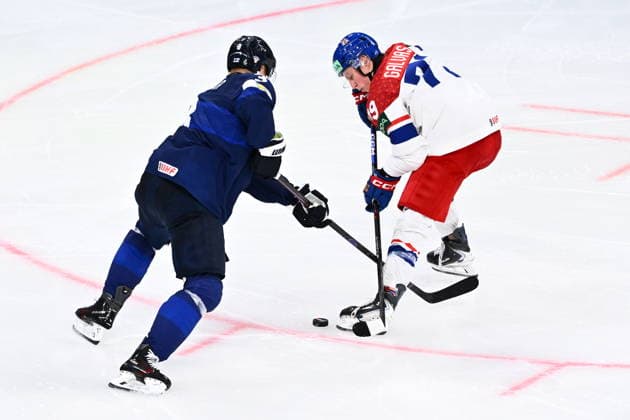 From left Olli Maatta of Finland and Tomas Galvas of Czech Republic in action during the quarterfinal match Finland vs Czech Republic at the 2026 IIHF Ice hockey, Eishockey World Championship, WM, Weltmeisterschaft on May 28, 2026, Zurich, Switzerland. (CTKxPhoto RadekxPetrasek) CTKPhotoP2026052807655  CTKPhotoP2026052807655