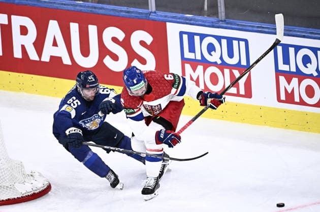 LKS 20260528 Sakari Manninen (L) of Finland vies the puck with Michal Kempny of Czechia during the 2026 IIHF Ice hockey, Eishockey World Championships quarterfinal match between Finland and Czechia in Zurich on May 28, 2026. - RONI REKOMAA Zürich Switzerland NHFCMvk6fgM  Copyright: xRonixRekomaax NHFCMvk6fgM