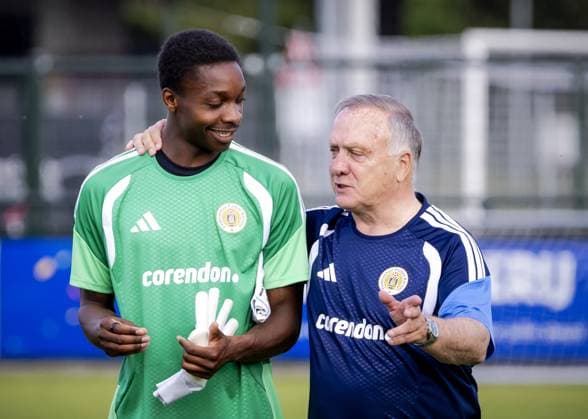 NOORDWIJK - Goalkeeper Tyrick Bodak and national coach Dick Advocaat during a training session of the Curacao national team, Nationalteam The players are preparing for the World Cup at SJC Noordwijk under the guidance of national coach Dick Advocaat. ROBIN VAN LONKHUIJSEN ANP xVIxANPxSportx xxANPxIVx 559532868 originalFilename: 559532868.jpg