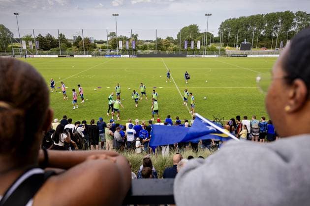 NOORDWIJK - Player and spectators during a training session of the Curacao national team, Nationalteam The players are preparing for the World Cup at SJC Noordwijk under the guidance of national coach Dick Advocaat. ROBIN VAN LONKHUIJSEN ANP xVIxANPxSportx xxANPxIVx 559533543 originalFilename: 559533543.jpg