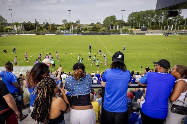 NOORDWIJK - Player and spectators during a training session of the Curacao national team, Nationalteam The players are preparing for the World Cup at SJC Noordwijk under the guidance of national coach Dick Advocaat. ROBIN VAN LONKHUIJSEN ANP xVIxANPxSportx xxANPxIVx 559533842 originalFilename: 559533842.jpg