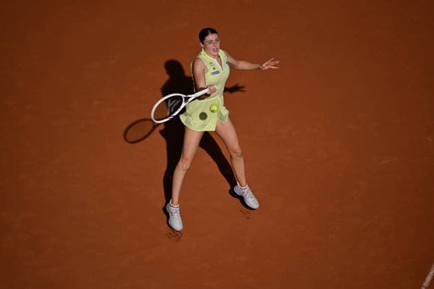 2026 French Open (Roland-Garros) - Day 5 PARIS, FRANCE - MAY 28: Elsa Jacquemot of France in action during their Women s Singles second round match against Aryna Sabalenka (not seen) on Day Five of the 2026 French Open at Roland Garros on May 28, 2026 in Paris, France. Mustafa Yalcin Anadolu Paris France. Editorial use only. Please get in touch for any other usage.  Copyright: x2026xAnadoluxMustafaxYalcinx