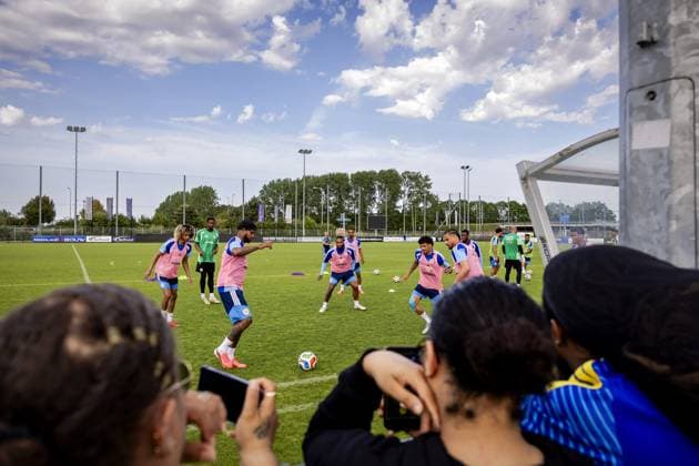 NOORDWIJK - Players and spectators during a training session of the Curacao national team, Nationalteam The players are preparing for the World Cup at SJC Noordwijk under the leadership of national coach Dick Advocaat. ROBIN VAN LONKHUIJSEN ANP xVIxANPxSportx xxANPxIVx 559534061 originalFilename: 559534061.jpg