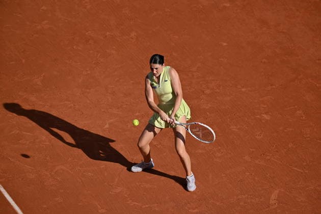2026 French Open (Roland-Garros) - Day 5 PARIS, FRANCE - MAY 28: Elsa Jacquemot of France in action during their Women s Singles second round match against Aryna Sabalenka (not seen) on Day Five of the 2026 French Open at Roland Garros on May 28, 2026 in Paris, France. Mustafa Yalcin Anadolu Paris France. Editorial use only. Please get in touch for any other usage.  Copyright: x2026xAnadoluxMustafaxYalcinx