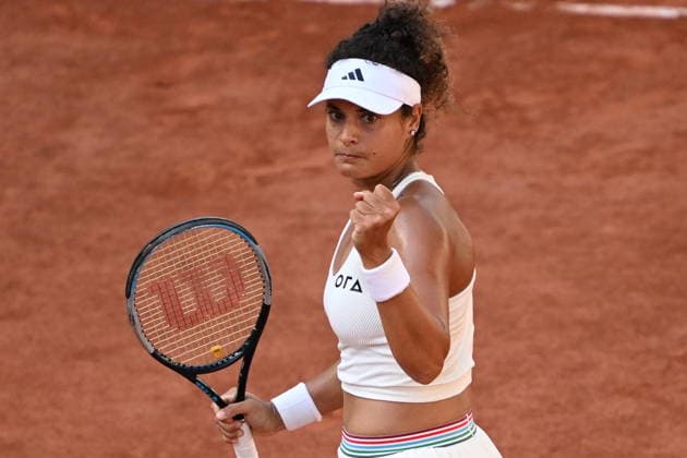 2026 French Open (Roland-Garros) - Day 5 PARIS, FRANCE - MAY 28: Egypt s Mayar Sherif and US Coco Gauff (not seen) compete during their women s singles match on day 5 of the French Open tennis tournament on Court Suzanne-Lenglen at the Roland-Garros Complex in Paris, France on May 28, 2026. Burak Akbulut Anadolu Paris France. Editorial use only. Please get in touch for any other usage.  Copyright: x2026xAnadoluxBurakxAkbulutx