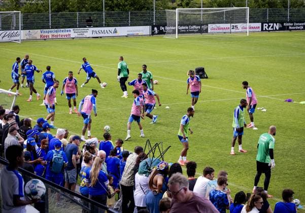 NOORDWIJK - Players and spectators during a training session of the Curacao national team, Nationalteam The players are preparing for the World Cup at SJC Noordwijk under the leadership of national coach Dick Advocaat. ROBIN VAN LONKHUIJSEN ANP xVIxANPxSportx xxANPxIVx 559536846 originalFilename: 559536846.jpg