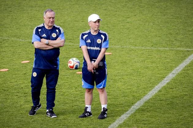 NOORDWIJK - National coach Dick Advocaat during a training session of the Curacao national team, Nationalteam The players are preparing for the World Cup at SJC Noordwijk under the leadership of national coach Dick Advocaat. ROBIN VAN LONKHUIJSEN ANP xVIxANPxSportx xxANPxIVx 559536864 originalFilename: 559536864.jpg