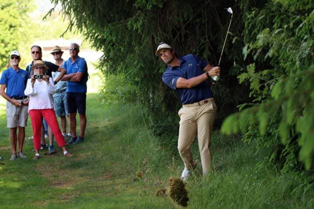 KITZBUEHEL, AUSTRIA - MAY 28: Playing out of trouble, ELVIRA, Nacho (ESP) at the Austrian Alpine Open presented by Kitzbuehel Tirol, DP World TOUR, Round 1 on May 28, 2026 in Kitzbuehel, Austria.DP World Tour Austrian Alpine Open, Kitzbuehel, 28.05.2026 Tirol Austria Copyright: xPhotographer:xNilsxKoepkex