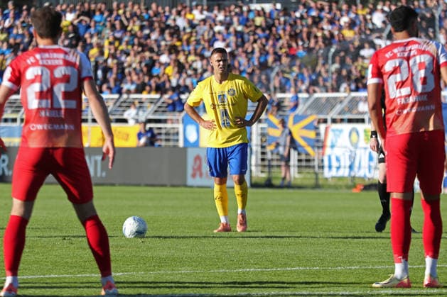 Relegation match for promotion to 3 Liga 1 FC Lok Leipzig vs Würzburger Kickers, 28 05 2026 Farid Abderrahmane 8, Lok Leipzig stands at the free kick Football, Regionalliga Nordost und Bayern, Saison 2025 2026, First leg of the relegation match for promotion to 3 Liga 1 FC Lok Leipzig vs FC Würzburger Kickers on 28 05 2026 at Bruno Plache Stadion, Leipzig DFL REGULATIONS PROHIBIT ANY USE OF PHOTOGRAPHS AS IMAGE SEQUENCES AND OR QUASI VIDEO Copyright: xBEAUTIFULxSPORTS JanxKaeferx