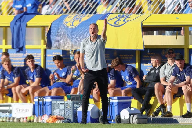 28 05 2026, xtgx, Fußball Aufstiegsspiele zur 3 Liga, 1 FC Lokomotive Leipzig FC Würzburger Kickers, v l Jochen Seitz Lok Leipzig, Trainer gibt Anweisungen, gestikuliert mit den Armen, gesticulate, gives instructions DFL DFB REGULATIONS PROHIBIT ANY USE OF PHOTOGRAPHS as IMAGE SEQUENCES and or QUASI VIDEO Leipzig