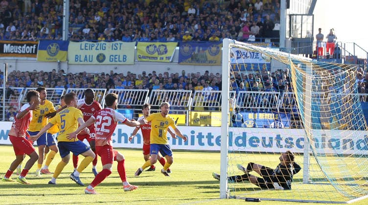 28 05 2026, xfsx, Herren, Fußball, Saison 2025 2026, Aufstiegsspiele zur 3 Liga, Play Offs 1 FC Lokomtive Leipzig FC Wuerzburger Kickers v li Tarsis Bonga FC Wuerzburger Kickers , Andreas Naumann 1 FC Lokomotive Leipzig , die Latte rettet Leipzig Bruno Plache Stadion Sachsen Deutschland