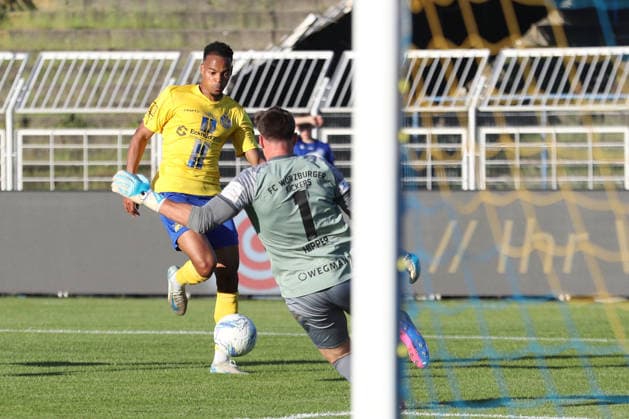 Relegation match for promotion to 3 Liga 1 FC Lok Leipzig vs Würzburger Kickers, 28 05 2026 Ayodele Adetula 11, Lok Leipzig dives dangerously in front of goalkeeper Johann Hipper 1, Würzburger Kickers Football, Regionalliga Nordost and Bayern, 2025 2026 season, first leg of the relegation match for promotion to the 3 Liga 1 FC Lok Leipzig vs FC Würzburger Kickers on 28 05 2026 at Bruno Plache Stadium, Leipzig DFL REGULATIONS PROHIBIT ANY USE OF PHOTOGRAPHS AS IMAGE SEQUENCES AND OR QUASI VIDEO Copyright: xBEAUTIFULxSPORTS JanxKaeferx