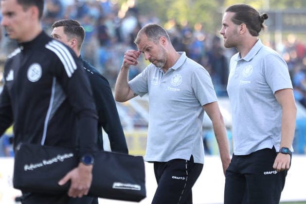 Relegation match for promotion to 3 Liga 1 FC Lok Leipzig vs Würzburger Kickers, 28 05 2026 Head coach Jochen Seitz Lok Leipzig scratches his head thoughtfully Football, Regionalliga Nordost and Bayern, Season 2025 2026, First leg of the relegation match for promotion to the 3 Liga 1 FC Lok Leipzig vs FC Würzburger Kickers on 28 05 2026 at Bruno Plache Stadium, Leipzig DFL REGULATIONS PROHIBIT ANY USE OF PHOTOGRAPHS AS IMAGE SEQUENCES AND OR QUASI VIDEO Copyright: xBEAUTIFULxSPORTS JanxKaeferx
