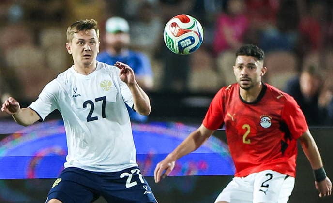 EGYPT, CAIRO - MAY 28, 2026: Russia s Ivan Oblyakov (L) and Egypt s Yasser Ibrahim fight for the ball in a friendly football match between Egypt and Russia at the Cairo International Stadium. Peter Kovalev TASS  93143779