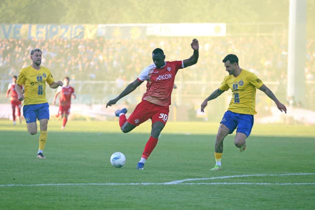 Relegation match for promotion to 3 Liga 1 FC Lok Leipzig vs Würzburger Kickers, 28 05 2026 Tarsis Bonga 30, Würzburger Kickers takes a shot in the fog Football, Regionalliga Nordost and Bayern, Season 2025 2026, First leg of the relegation match for promotion to the 3 Liga 1 FC Lok Leipzig vs FC Würzburger Kickers on 28 05 2026 at Bruno Plache Stadium, Leipzig DFL REGULATIONS PROHIBIT ANY USE OF PHOTOGRAPHS AS IMAGE SEQUENCES AND OR QUASI VIDEO Copyright: xBEAUTIFULxSPORTS JanxKaeferx