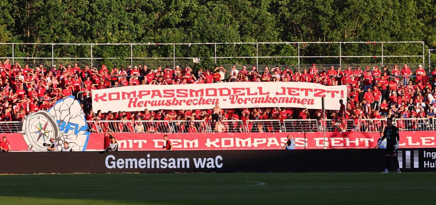 Lok Leipzig Wuerzburg promotion match 3 Liga Leipzig, 28 05 2026, Bruno Plache Stadion,Soccer, HIN promotion match to 3 Liga , 1 FC LOK LEIPZIG vs FWK WÜRZBURGER KICKERS , In the picture fans of the Würzburg kickers for the regional league reform, for the compass model , Picture Point
