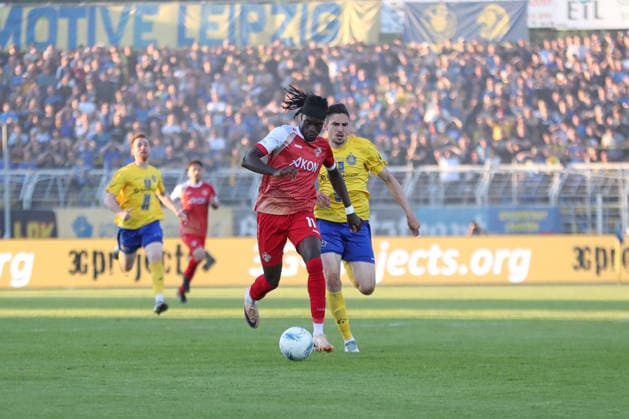 Relegation match for promotion to 3 Liga 1 FC Lok Leipzig vs Würzburger Kickers, 28 05 2026 Cherif Cisse 11, Würzburger Kickers is pursued on the counterattack by Alexander Siebeck 14, Lok Leipzig Football, Regionalliga Nordost and Bayern, 2025 2026 season, first leg of the relegation match for promotion to the 3 Liga 1 FC Lok Leipzig vs FC Würzburger Kickers on 28 05 2026 at Bruno Plache Stadium, Leipzig DFL REGULATIONS PROHIBIT ANY USE OF PHOTOGRAPHS AS IMAGE SEQUENCES AND OR QUASI VIDEO Copyright: xBEAUTIFULxSPORTS JanxKaeferx