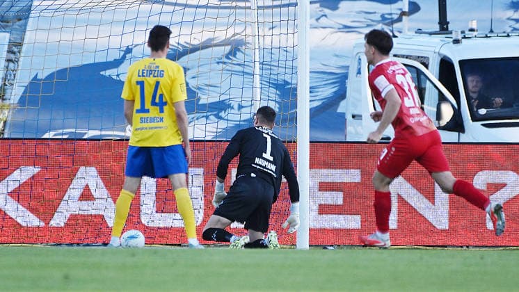 Fußball Regionalliga Saison 2025 2026, Aufstiegsspiele zur 3 Liga, Hinspiel, 1 FC Lokomotive Leipzig gegen Würzburger Kickers 28 05 2026 Tor Würzburger Kickers beim Spiel Lok Leipzig gegen Würzburg 28 05 2026 durch Torschütze Liam Omore Abwehr Würzburg, Rückennummer 17 nicht m Bilkd Andreas Naumann Torwart Lok Leipzig, Rückennummer 1 und Alexander Siebeck Mittelfeld Lok Leipzig, Rückennummer 14 frustrated, Tim Kraus Mittelfeld Würzburg, Rückennummer 31 jubelt Leipzig Sachsen Deutschland Bruno Plache Stadion