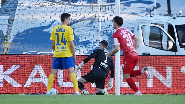 Fußball Regionalliga Saison 2025 2026, Aufstiegsspiele zur 3 Liga, Hinspiel, 1 FC Lokomotive Leipzig gegen Würzburger Kickers 28 05 2026 Tor Würzburger Kickers beim Spiel Lok Leipzig gegen Würzburg 28 05 2026 durch Torschütze Liam Omore Abwehr Würzburg, Rückennummer 17 nicht m Bilkd Andreas Naumann Torwart Lok Leipzig, Rückennummer 1 und Alexander Siebeck Mittelfeld Lok Leipzig, Rückennummer 14 frustrated, Tim Kraus Mittelfeld Würzburg, Rückennummer 31 jubelt Leipzig Sachsen Deutschland Bruno Plache Stadion