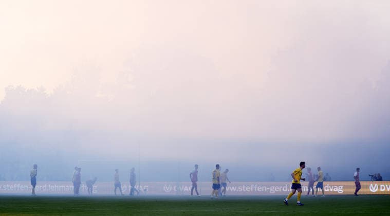 Leipzig, 28 05 2026, Bruno Plache Stadion, Fußball, Aufstiegspiele um den Aufstieg zut 3 Liga , Hinspiel , 1 FC Lokomotive Leipzig vs Würzburger Kickers , Im Bild Fans of Lokomotive Leipzig ignite pyrotechnics in their fan block Referee Lars Erbst interrupts the match for a few minutes , Nur zur redaktionellen Nutzung Only editorial use NOFV DFB regulations prohibit any use of photographs as image sequences and or quasi video , Picture Point