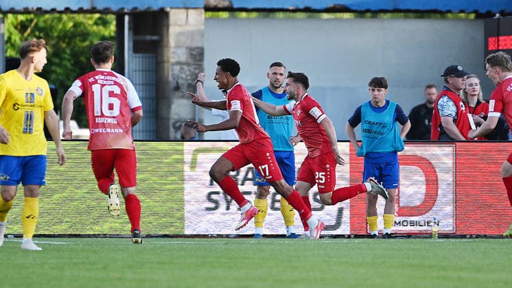 Soccer Regionalliga season 2025 2026, promotion matches to 3 Liga, first leg, 1 FC Lokomotive Leipzig vs Würzburger Kickers 28 05 2026 Goal Würzburger Kickers at the match Lok Leipzig vs Würzburg 28 05 2026 by scorer Liam Omore defense Würzburg, back number 17 center Omore cheers with teammates Leipzig Saxony Germany Bruno Plache Stadium