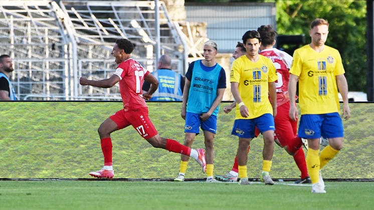 Soccer Regionalliga season 2025 2026, promotion games to 3 Liga, first leg, 1 FC Lokomotive Leipzig vs Würzburger Kickers 28 05 2026 Goal Würzburger Kickers at the match Lok Leipzig vs Würzburg 28 05 2026 by scorer Liam Omore Würzburg defense, back number 17 middle left Omore cheers with teammates Leipzig Saxony Germany Bruno Plache Stadium