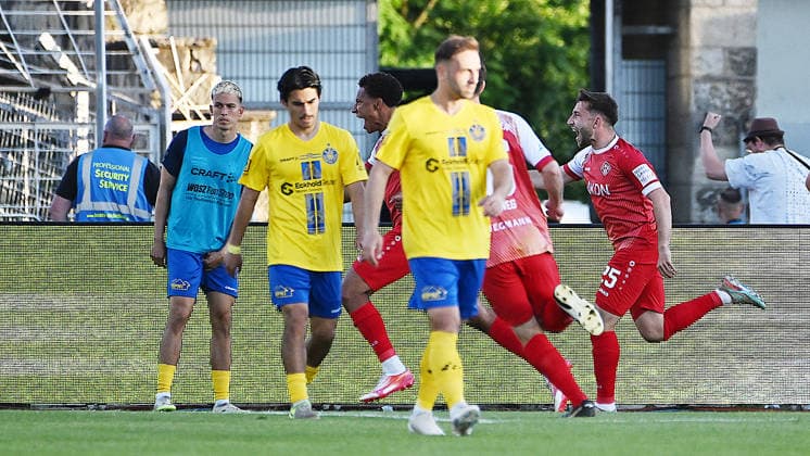 Soccer Regionalliga season 2025 2026, promotion games to 3 Liga, first leg, 1 FC Lokomotive Leipzig vs Würzburger Kickers 28 05 2026 Goal Würzburger Kickers at the match Lok Leipzig vs Würzburg 28 05 2026 by scorer Liam Omore defense Würzburg, back number 17 center Omore cheers with teammate Eren Öztürk midfield Lok Leipzig, back number 30 and Tobias Dombrowa defense Lok Leipzig, back number 34 disappointed Leipzig Saxony Germany Bruno Plache Stadium