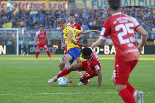 Relegation match for promotion to 3 Liga 1 FC Lok Leipzig vs Würzburger Kickers, 28 05 2026 Christoph Maier 21, Lok Leipzig vs Liam Omore 17, Würzburger Kickers soccer, Regionalliga Nordost and Bayern, 2025 2026 season, first leg of the relegation match for promotion to the 3 Liga 1 FC Lok Leipzig vs FC Würzburger Kickers on 28 05 2026 at Bruno Plache Stadium, Leipzig DFL REGULATIONS PROHIBIT ANY USE OF PHOTOGRAPHS AS IMAGE SEQUENCES AND OR QUASI VIDEO Copyright: xBEAUTIFULxSPORTS JanxKaeferx
