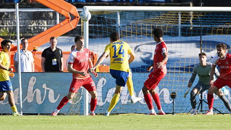 Soccer Regionalliga season 2025 2026, promotion matches to 3 Liga, first leg, 1 FC Lokomotive Leipzig vs Würzburger Kickers 28 05 2026 Goal kick Alexander Siebeck midfield Lok Leipzig, back number 14 on the goal of Johann Hipper goalkeeper Würzburg, back number 1 at the match Lok Leipzig vs Würzburg 28 05 2026 Leipzig Saxony Germany Bruno Plache Stadium