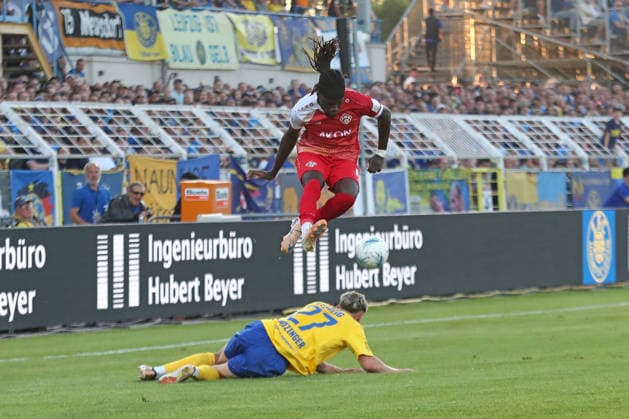 Relegation match for promotion to 3 Liga 1 FC Lok Leipzig vs Würzburger Kickers, 28 05 2026 Cherif Cisse 11, Würzburger Kickers skips David Grözinger 27, Lok Leipzig soccer, Regionalliga Nordost and Bayern, season 2025 2026, First leg of the relegation match for promotion to the 3 Liga 1 FC Lok Leipzig vs FC Würzburger Kickers on 28 05 2026 at Bruno Plache Stadium, Leipzig DFL REGULATIONS PROHIBIT ANY USE OF PHOTOGRAPHS AS IMAGE SEQUENCES AND OR QUASI VIDEO Copyright: xBEAUTIFULxSPORTS JanxKaeferx
