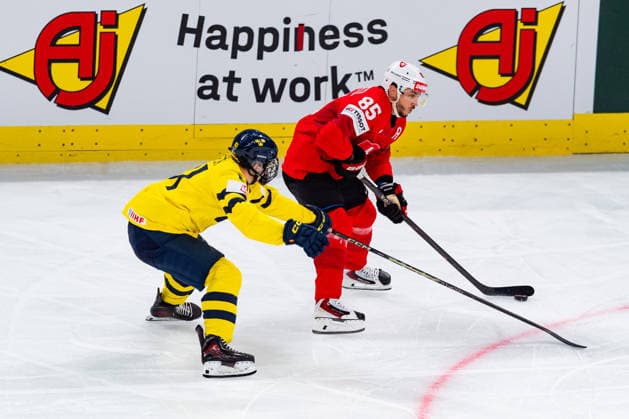 ZURICH, SWITZERLAND - MAY 28: Sven Andrighetto (Switzerland, 85) in the battle for the puck with Viggo Bjorck (Sweden, 61) during the Quarter Finals - Match 59 between Switzerland and Sweden at the IIHF Ice hockey, Eishockey World Championship, WM, Weltmeisterschaft 2026, Swiss Life Arena on May 28, 2026 in Zurich, Switzerland. Zurich Switzerland Copyright: xTimoxSteinx
