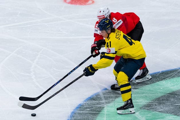 ZURICH, SWITZERLAND - MAY 28: Simon Knak (Switzerland, 8) in the battle for the puck with Ivar Stenberg (Sweden, 41) during the Quarter Finals - Match 59 between Switzerland and Sweden at the IIHF Ice hockey, Eishockey World Championship, WM, Weltmeisterschaft 2026, Swiss Life Arena on May 28, 2026 in Zurich, Switzerland. Zurich Switzerland Copyright: xTimoxSteinx