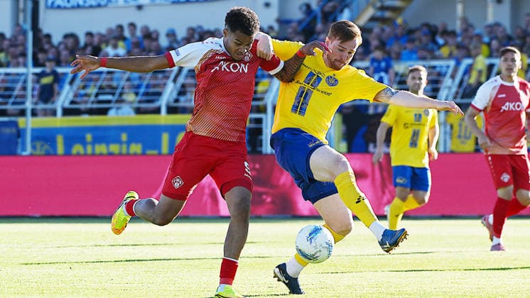 Soccer Regionalliga season 2025 2026, promotion matches to 3 Liga, first leg, 1 FC Lokomotive Leipzig vs Würzburger Kickers 28 05 2026 duel for the ball between Jermain Nischalke attack Sturm Würzburg, back number 9 left and Lukas Wilton defense Lok Leipzig, back number 5 right at the match Lok Leipzig vs Würzburg 28 05 2026 Leipzig Saxony Germany Bruno Plache Stadium
